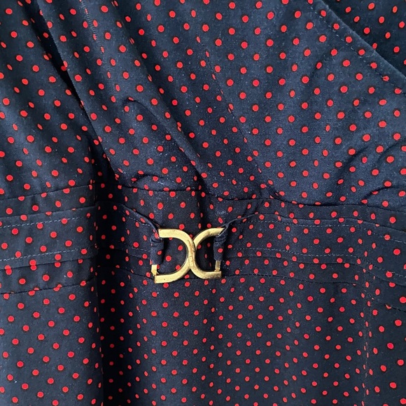 CAROLYN TAYLOR NAVY/RED POLKA DOT WRAP STYLE TOP W/ TULIP SLEEVES/GOLD BUCKLE - Picture 6 of 8